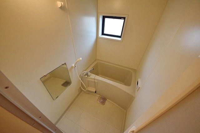 バス・シャワールーム　★換気の良い窓付きバスルームです★