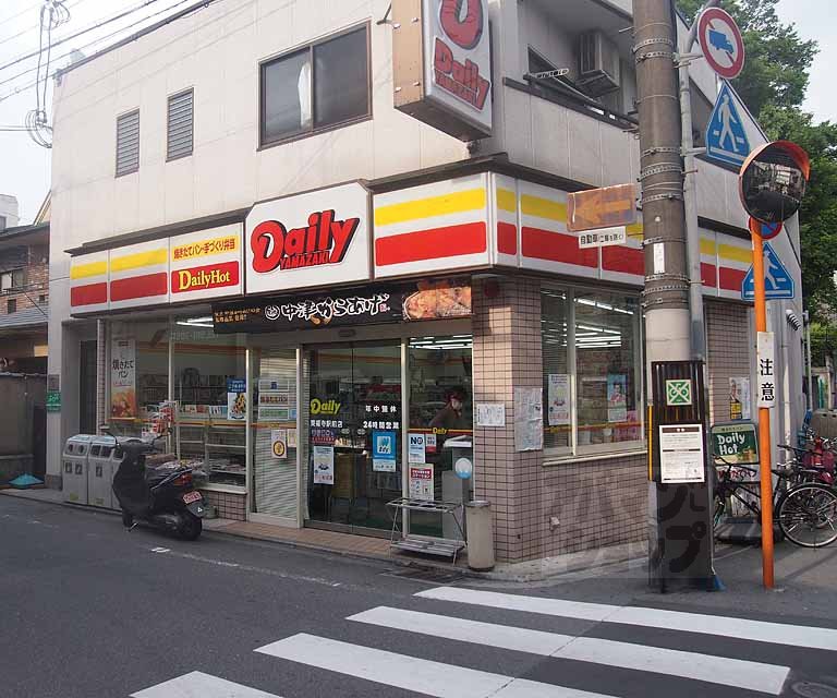 コンビニ　デイリーヤマザキ東福寺駅前店（コンビニ）まで130m