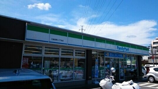 コンビニ　ファミリーマート（コンビニ）まで200m