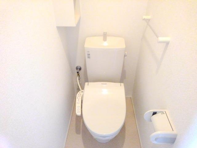 トイレ　落ち着いた色調のトイレです