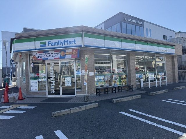 コンビニ　ファミリーマート新田西町店様（コンビニ）まで750m
