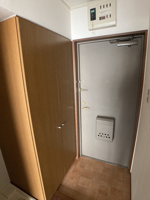 玄関　大きめのシューズボックスがついています