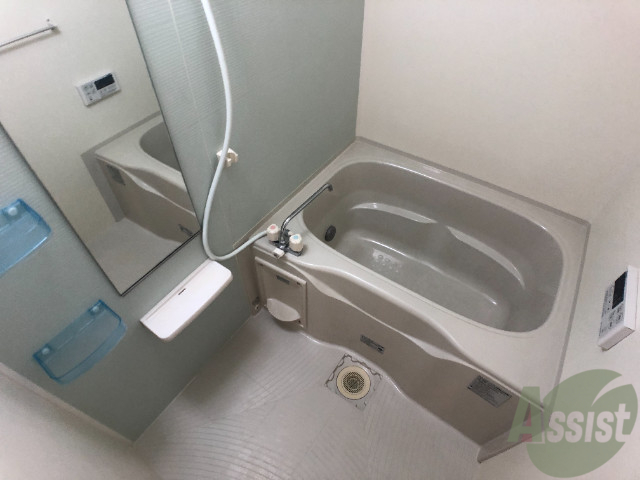 バス・シャワールーム　浴室はシンプル。一人暮らしにはちょうど良いサイズですね。