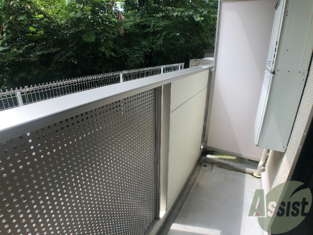 バルコニー　バルコニーは洗濯物を干すのに十分な広さがありますね。