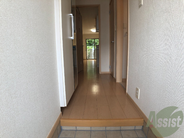 玄関　玄関から撮影しました。すぐお部屋が見えないのは安心ですね。