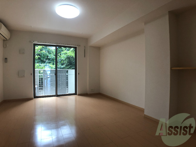 居室・リビング　１２．６帖の洋室です。生活のメインとなる部屋ですね。