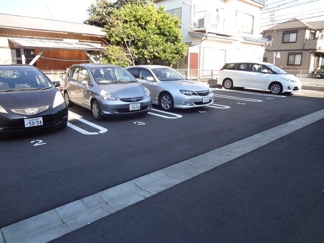 駐車場　大和ハウス施工の築浅賃貸住宅　買物便利な立地　都市ガス