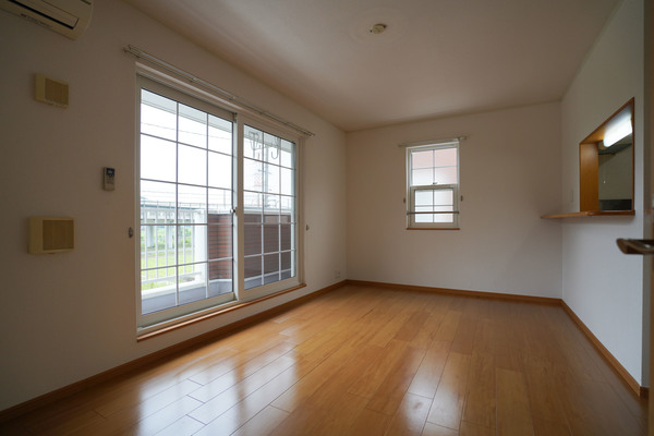 居室・リビング　同じ建物の別のお部屋