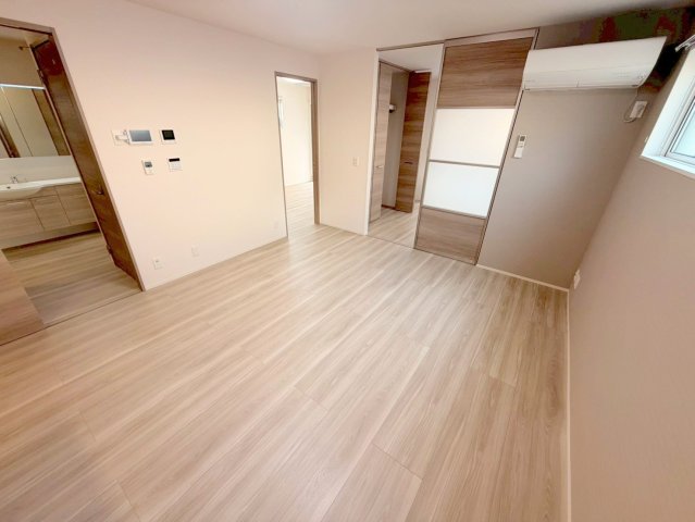 居室・リビング　明るく広々としたリビングです。