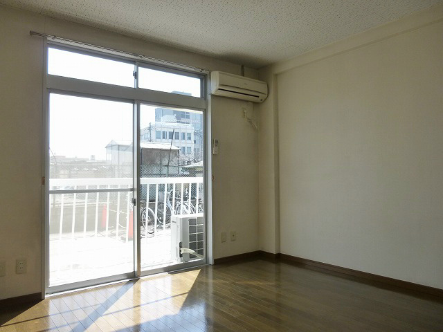 居室・リビング　写真は102号室です