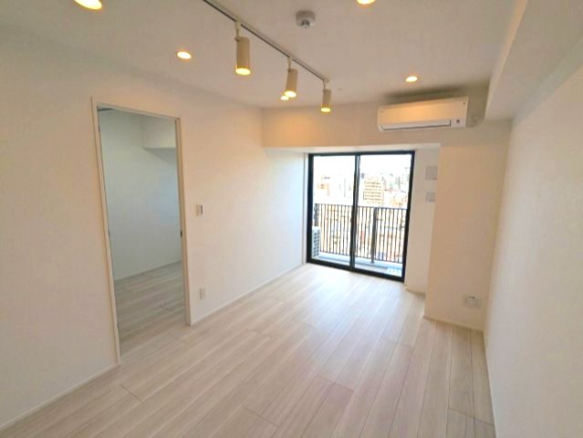 居室・リビング　リビングにエアコン・スポットライト・ダウンライト付、各洋室に