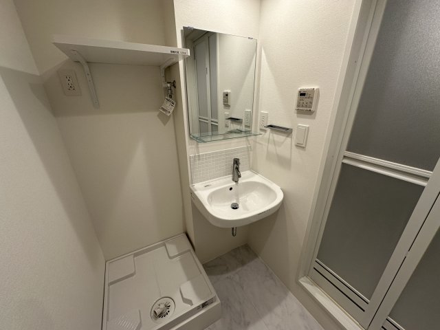 洗面設備　明るい洗面所です