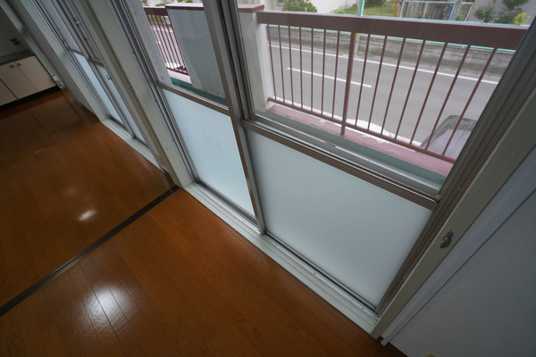 バルコニー　同じ建物の別の部屋
