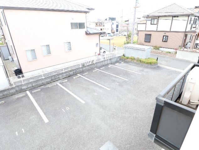 駐車場　駐車場があるので、車を買う予定の方も安心です