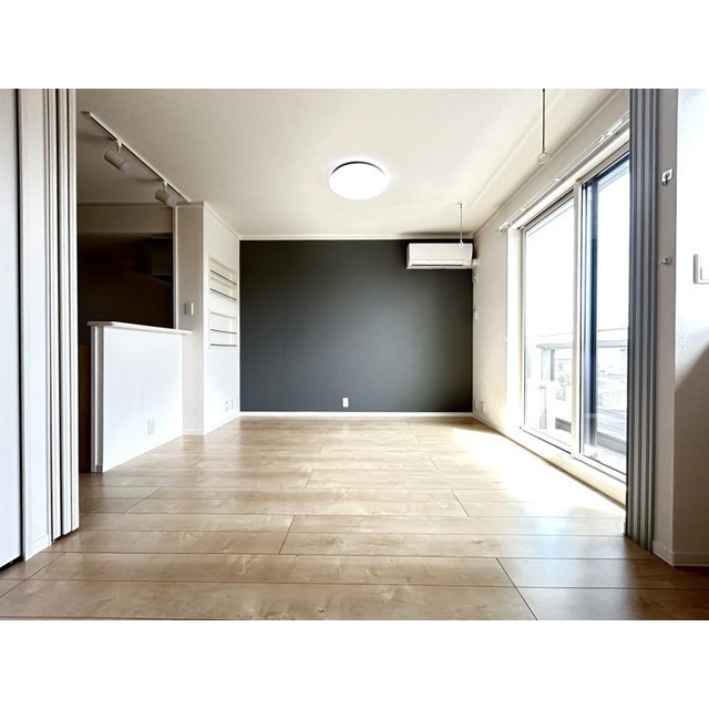 居室・リビング　載写真は同建物内の別部屋のものです。実際