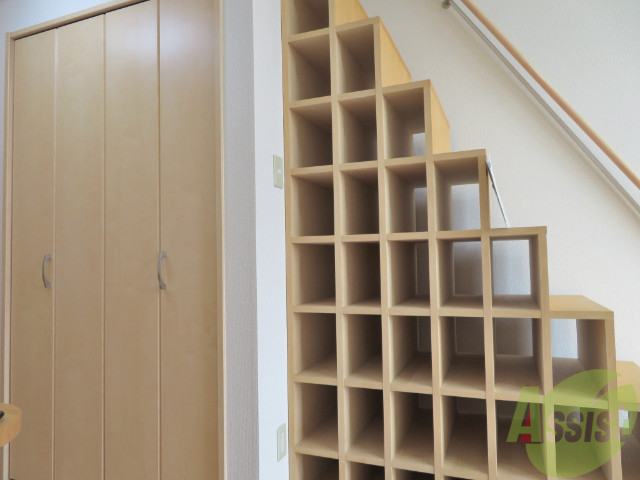 収納　収納も広く、お洋服もシーズンごとに分けられますね
