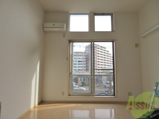 居室・リビング　白を基調とした空間で日々の生活が癒されますね