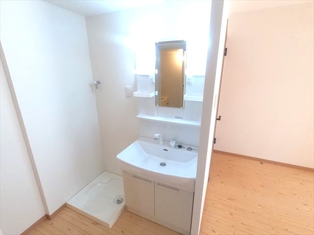 洗面設備　独立洗面台と洗濯パン