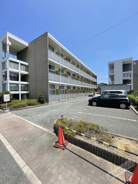 駐車場　広々とした駐車スペース。ハイルーフ車ＯＫ。