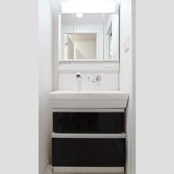 洗面設備　三面鏡シャワー付シャンプードレッサー