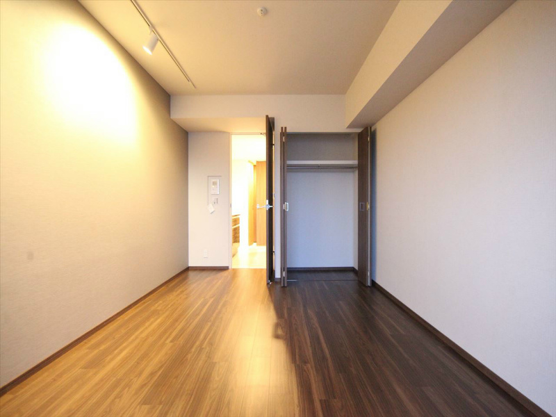 居室・リビング　洋室9.0帖　エアコン付　南向バルコニー