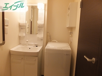 洗面設備　人気の独立洗面台と洗濯機付いてます