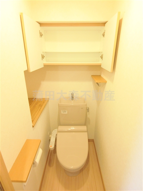 トイレ　棚収納と温水洗浄便座付トイレ