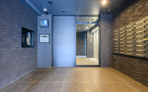 エントランス　重厚感のある建物デザイン♪