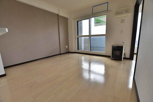 居室・リビング　南西向きバルコニーつき☆