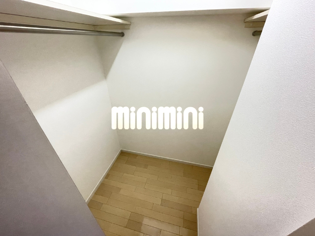 収納　窓付きで光が入りますよ。