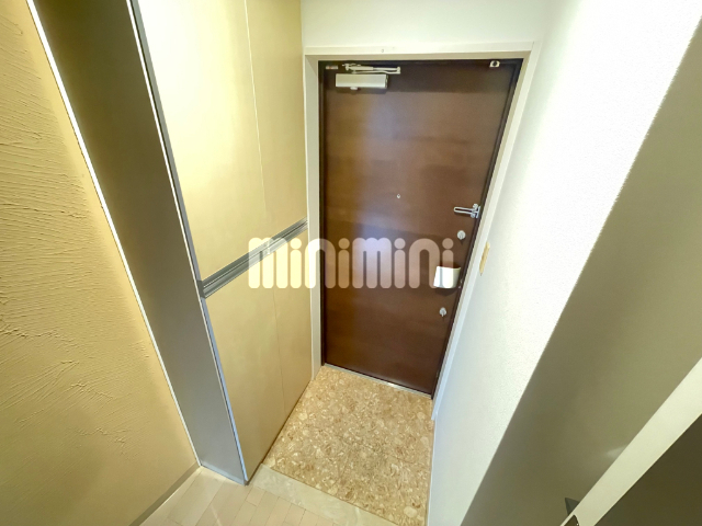 玄関　１１．４帖、広々リビングです。