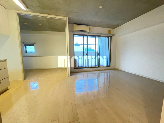 居室・リビング　４．２帖洋間です