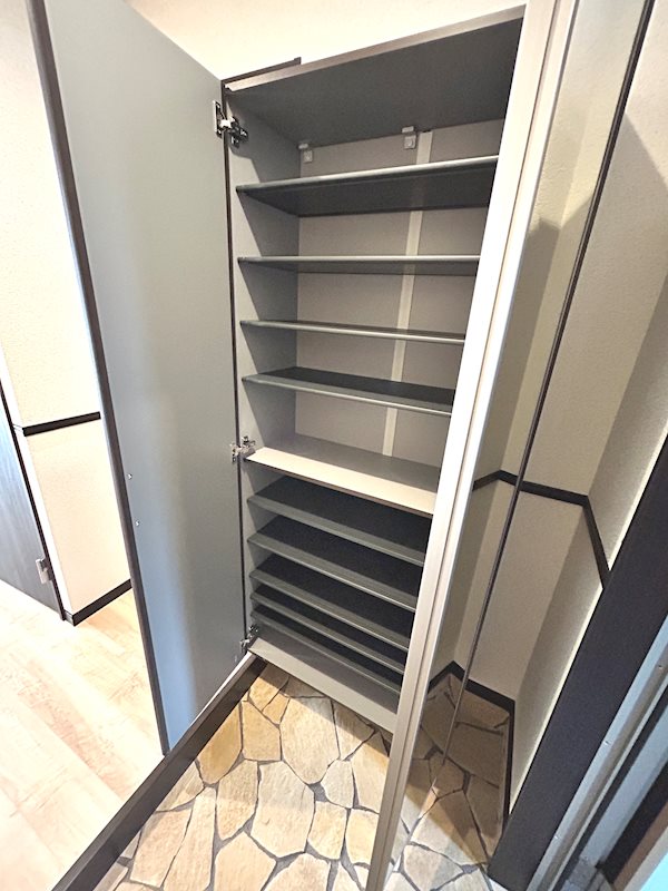 玄関　※写真は別部屋のものです。（参考）