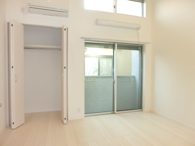 居室・リビング　白を基調としたきれいなお部屋