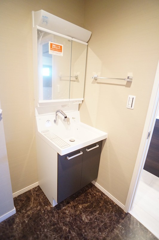 洗面設備　忙しい朝の支度に便利な独立洗面台を完備。脱衣所も兼ねた使い勝