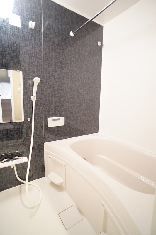 バス・シャワールーム　追い焚き機能と浴室乾燥機を完備。天候を問わず洗濯物を乾かせ、