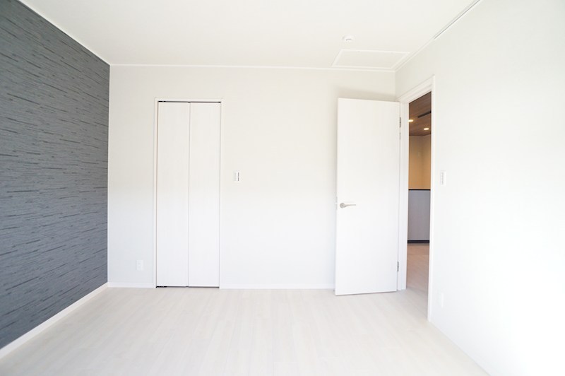 その他部屋・スペース　リビングと居室を分けられる1LDK。生活空間とプライベート空