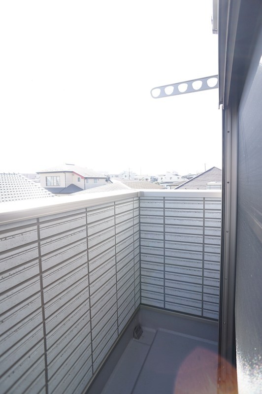 眺望　住宅街を見渡せる穏やかな眺望。2022年築の綺麗な室内から、