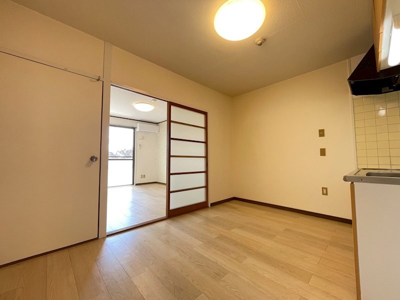 居室・リビング　ダイニングテーブルを置いても良いですね。