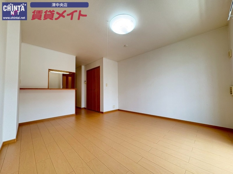 居室・リビング　同物件別室画像