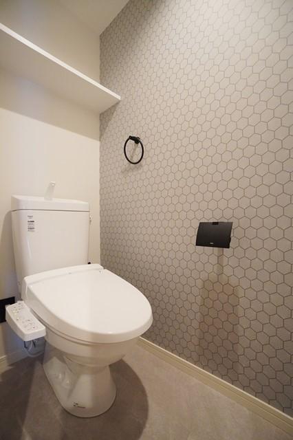 トイレ　落ち着いた色調のトイレです