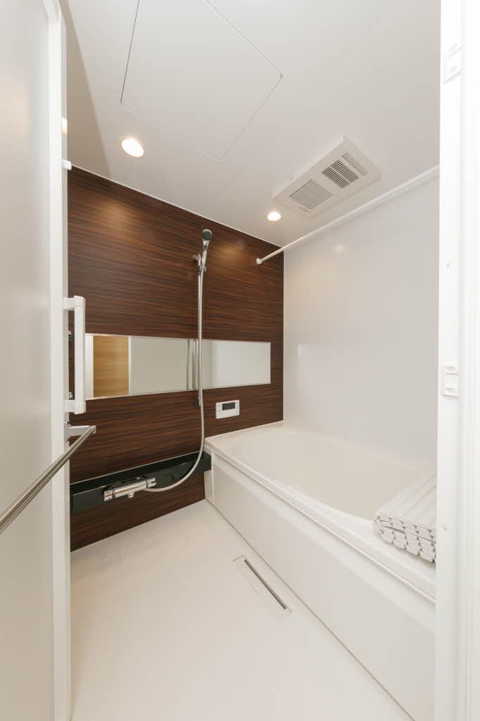 バス・シャワールーム　浴室　オシャレなアクセントを施したゆったりユニットバスです…