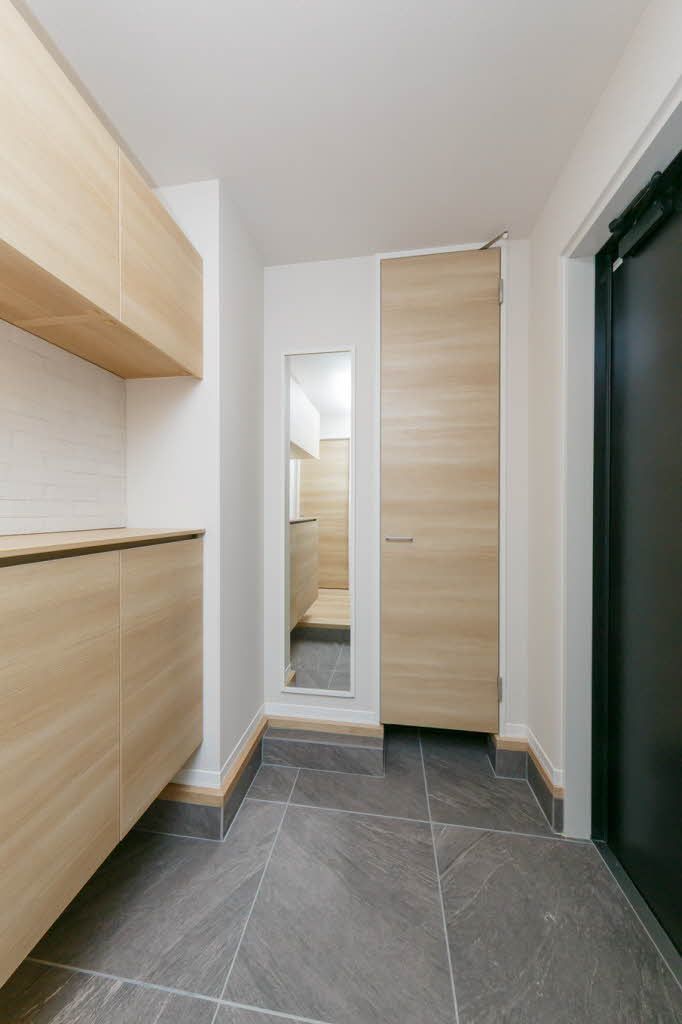 玄関　玄関　収納内の段差をかえることができるシューズボックス。ブ…