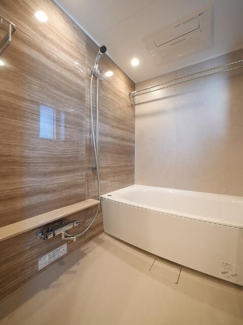 バス・シャワールーム　落ち着いた空間のお風呂です