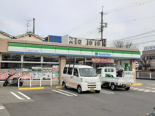 コンビニ　ファミリーマート様（コンビニ）まで251m