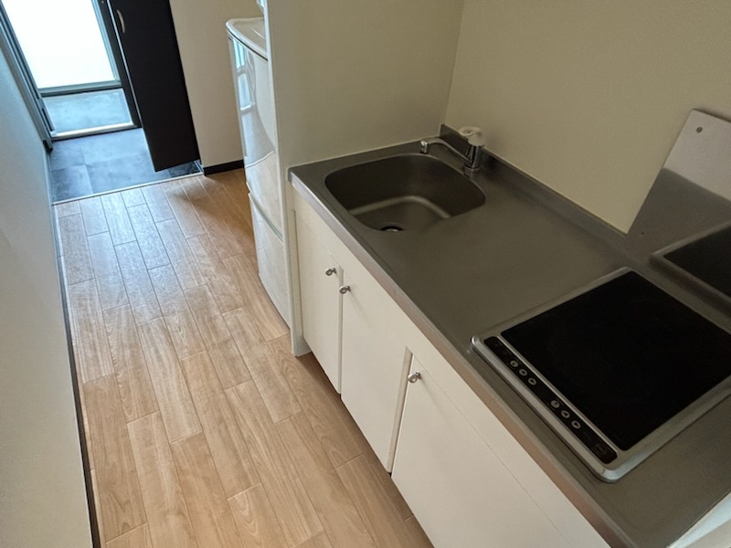 キッチン　最新の電気式のコンロ　　　調理スペースワイド