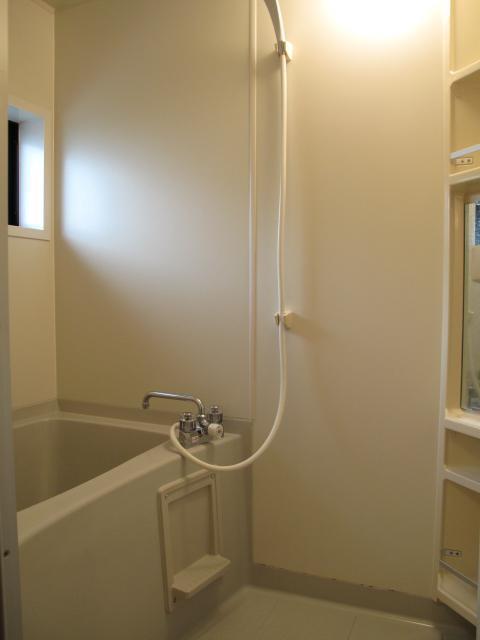 バス・シャワールーム　追い焚き付き　小窓もついており換気がしやすい♪