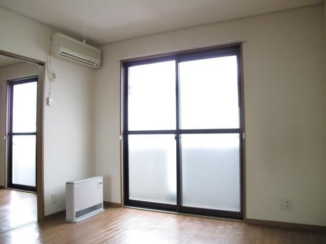 居室・リビング　６帖の洋室