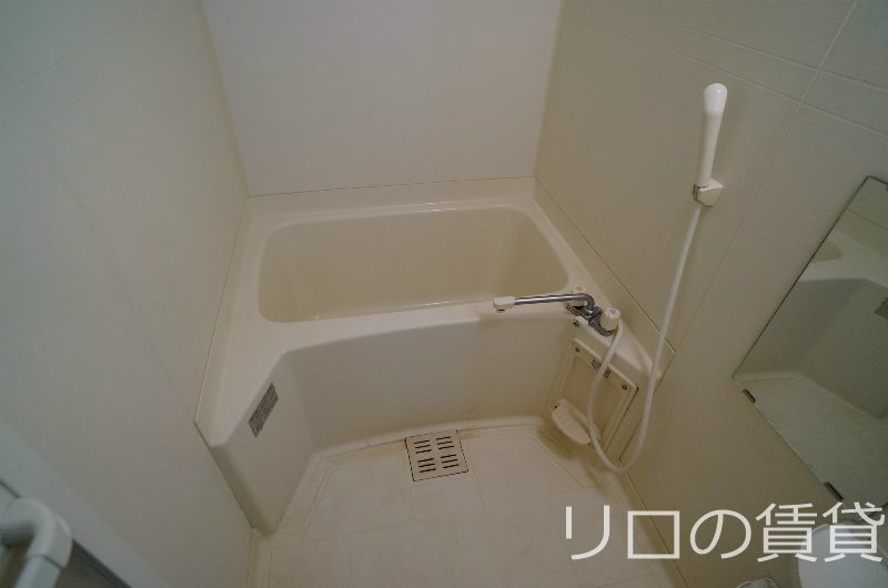 バス・シャワールーム　ゆったりとしたバスルーム