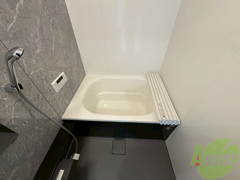 バス・シャワールーム　こちらはバスルームになります。追い炊き機能付。